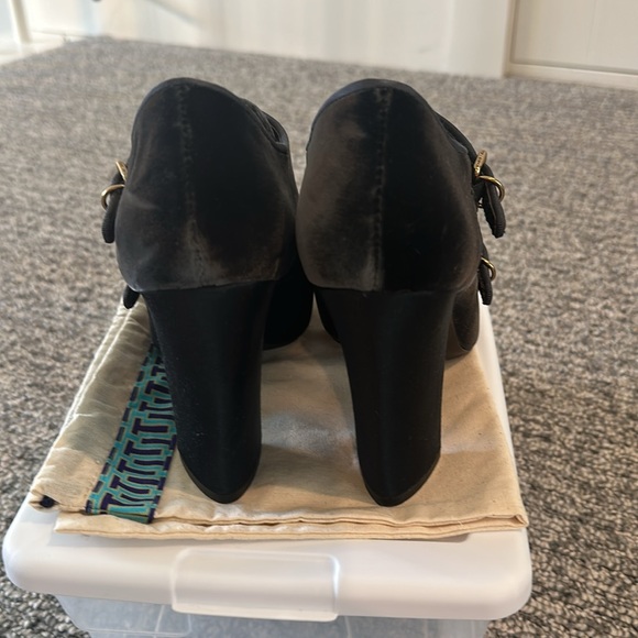 Tory Burch Carly Dark Gray Velvet Ankle Booties Sz 8 - Picture 6 of 12
